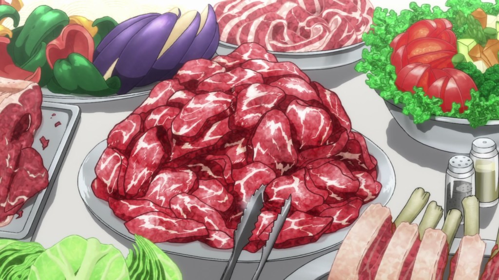 Prato com carne crua em destaque, cercado por legumes variados como pimentões, berinjelas, alface e tomates.