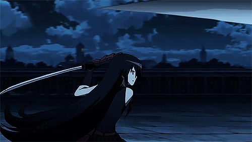 Personagem feminina com cabelo longo e negro empunhando uma espada em um cenário noturno.