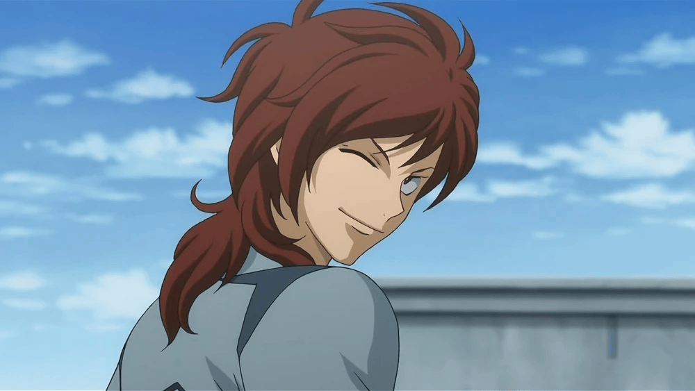 Personagem de anime sorrindo e piscando, com cabelo castanho e um fundo de céu azul.