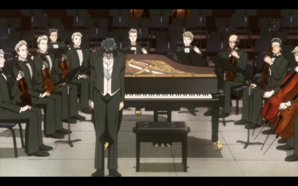Um maestro em traje de gala faz uma reverência em frente a um piano, enquanto uma orquestra composta por músicos com instrumentos de cordas observa em um auditório.